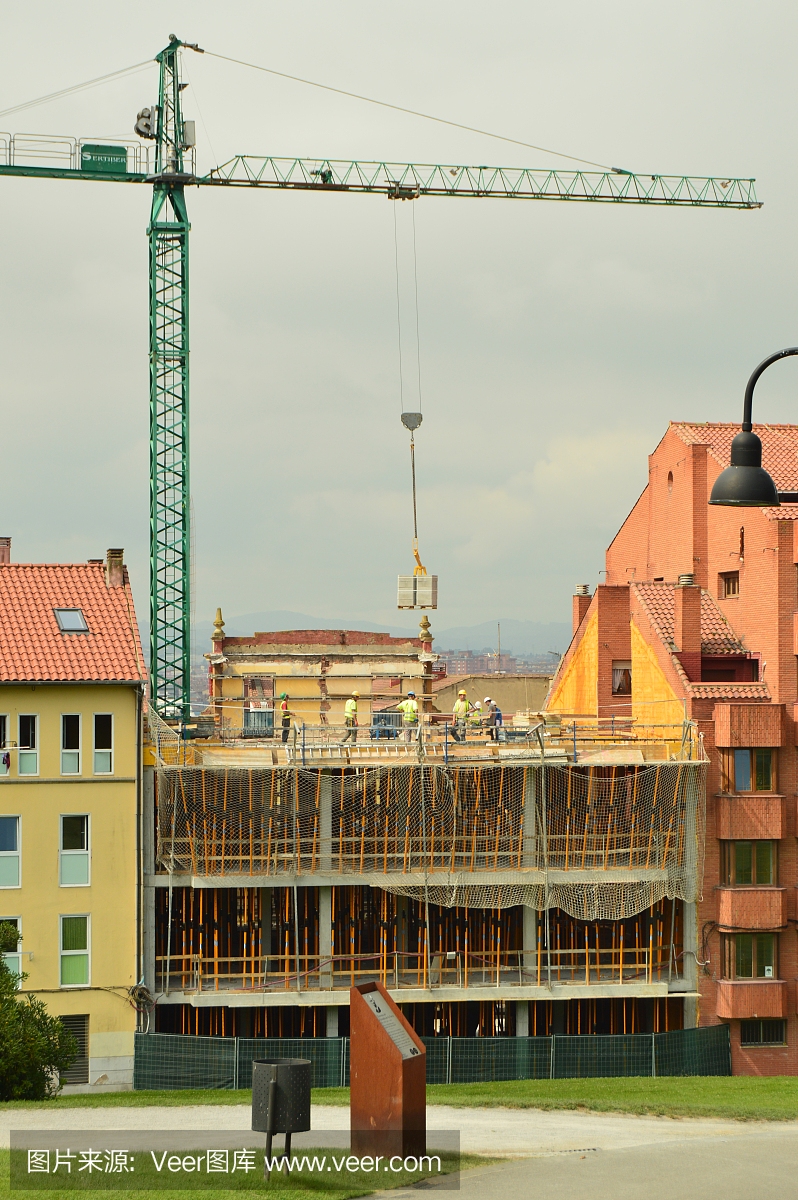 在建筑工地上工作的磚瓦匠、木匠和起重機(jī)操作員。采購產(chǎn)品建筑,工程和服務(wù),工藝,肖像。